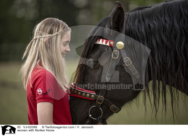 Frau mit Noriker / woman with Noriker Horse / VJ-02086