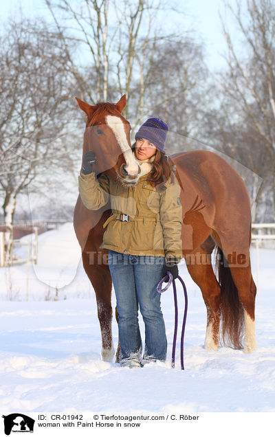 Frau mit Paint Horse im Schnee / woman with Paint Horse in snow / CR-01942