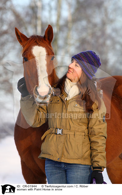 Frau mit Paint Horse im Schnee / woman with Paint Horse in snow / CR-01944