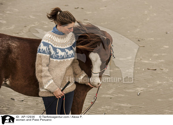 Frau und Paso Peruano / woman and Paso Peruano / AP-12936