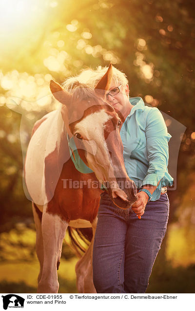woman and Pinto / CDE-01955