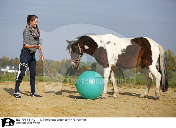 Frau mit Pinto / woman with Pinto / RR-73142