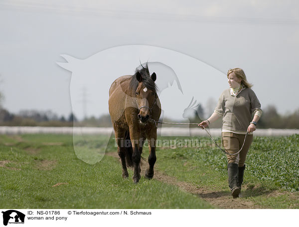 Frau fhrt Pony-Mix / woman and pony / NS-01786