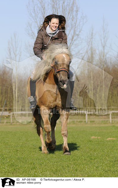 Frau reitet Pony / woman rides pony / AP-06166