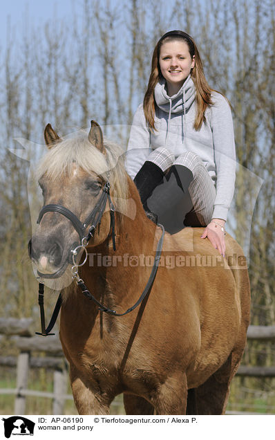 woman and pony / AP-06190