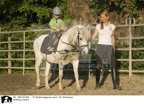 Ponyreiten / rinding a pony / NS-02168