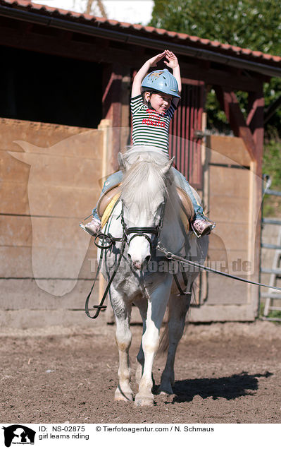 Mdchen lernt reiten / girl learns riding / NS-02875