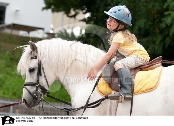 Mdchen mit Pony / girl with pony / NS-03268