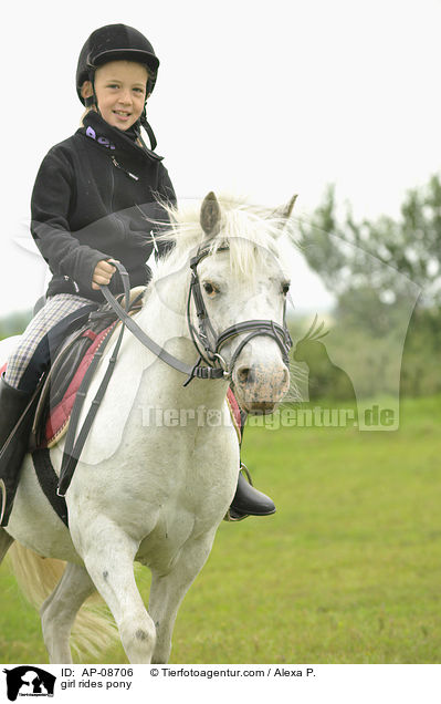 Mdchen reitet Pony / girl rides pony / AP-08706