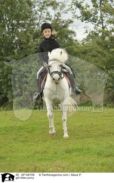 Mdchen reitet Pony / girl rides pony / AP-08708