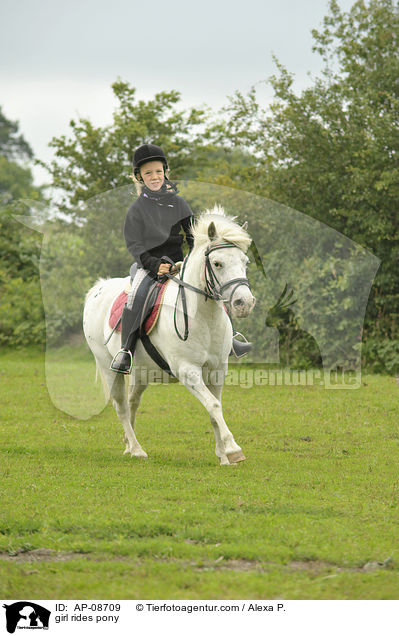 Mdchen reitet Pony / girl rides pony / AP-08709