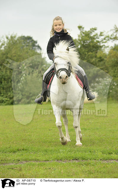 Mdchen reitet Pony / girl rides pony / AP-08710