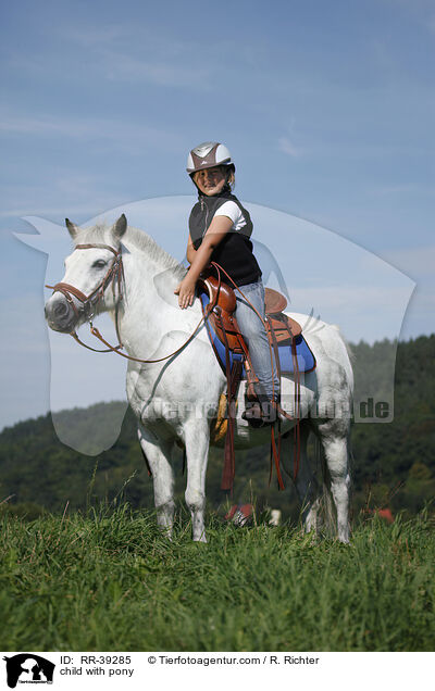 child with pony / RR-39285