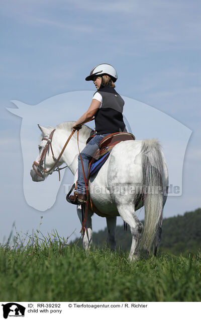 Kind reitet Pony / child with pony / RR-39292