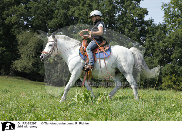 Kind reitet Pony / child with pony / RR-39297