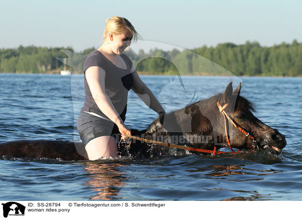 Frau reitet Pony / woman rides pony / SS-28794