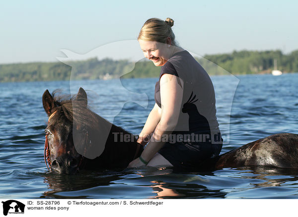 Frau reitet Pony / woman rides pony / SS-28796