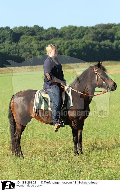 Frau reitet Pony / woman rides pony / SS-28802
