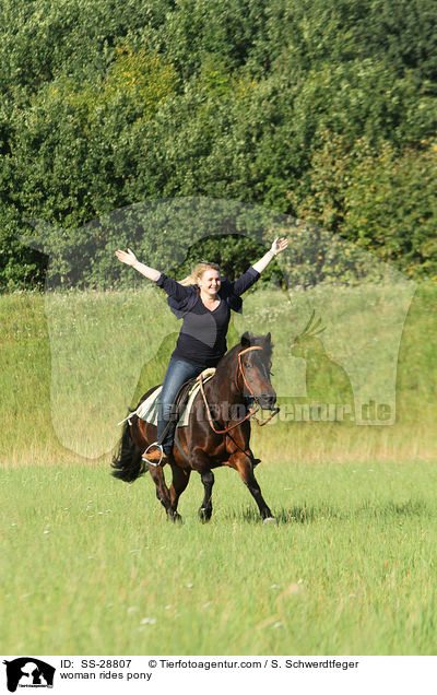 Frau reitet Pony / woman rides pony / SS-28807