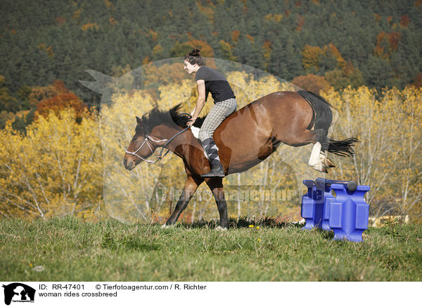 woman rides crossbreed / RR-47401