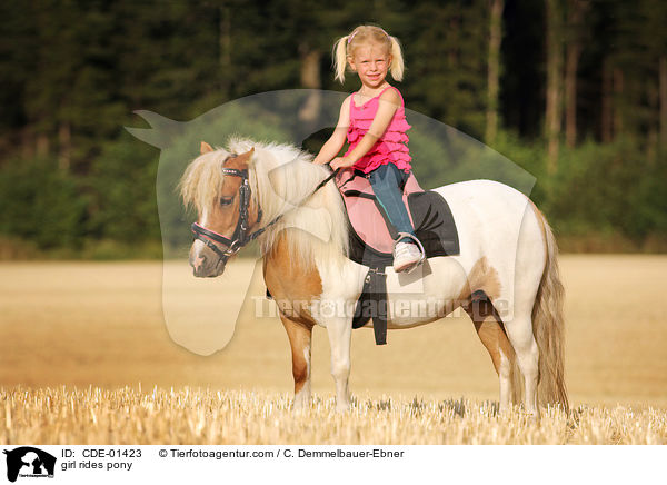 girl rides pony / CDE-01423