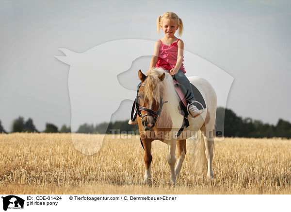 girl rides pony / CDE-01424