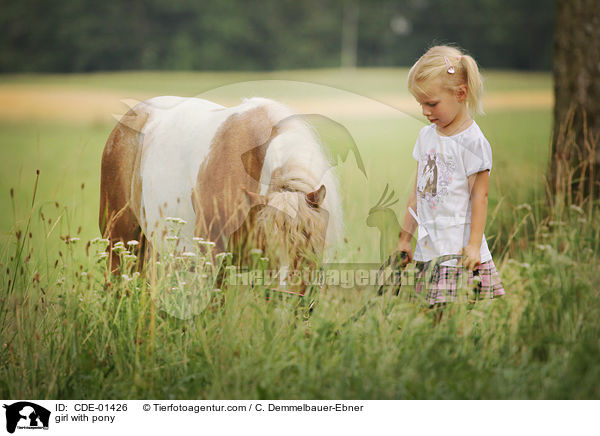 girl with pony / CDE-01426
