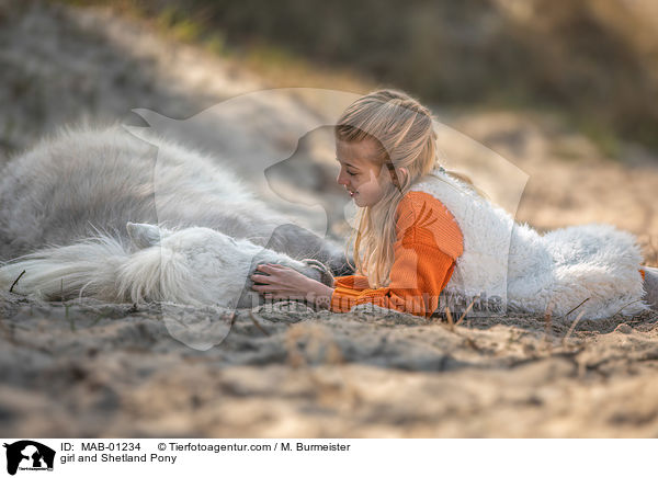 Mdchen und Shetland Pony / girl and Shetland Pony / MAB-01234