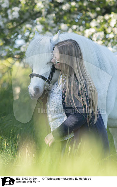 Frau mit Pony / woman with Pony / EHO-01594
