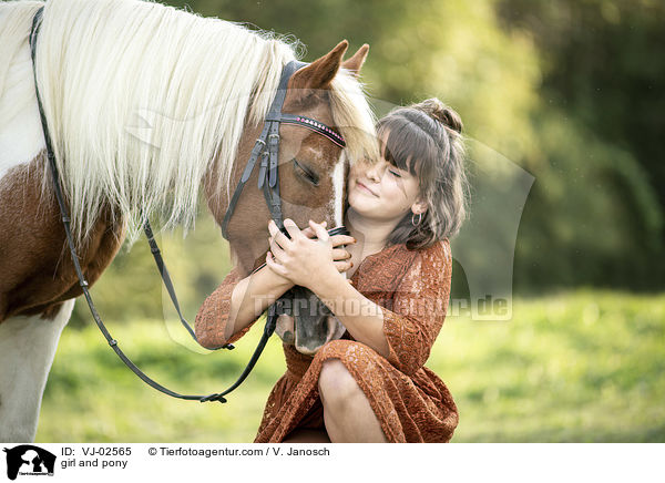 Mdchen und Pony / girl and pony / VJ-02565