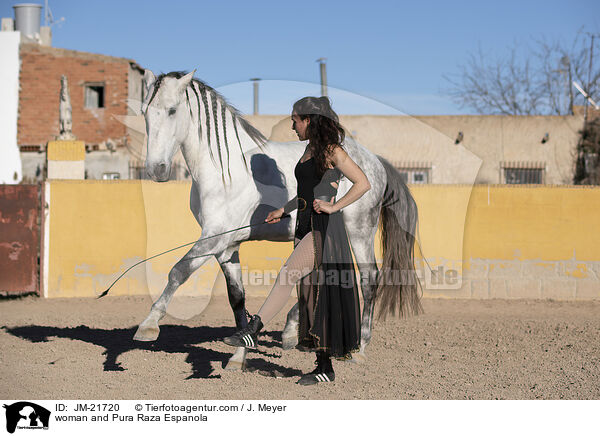 woman and Pura Raza Espanola / JM-21720