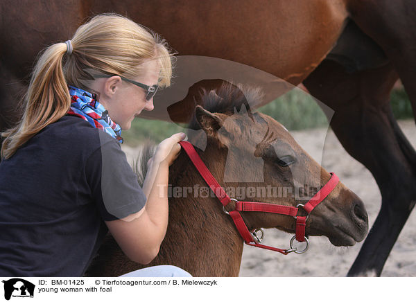 junge Frau mit Fohlen / young woman with foal / BM-01425