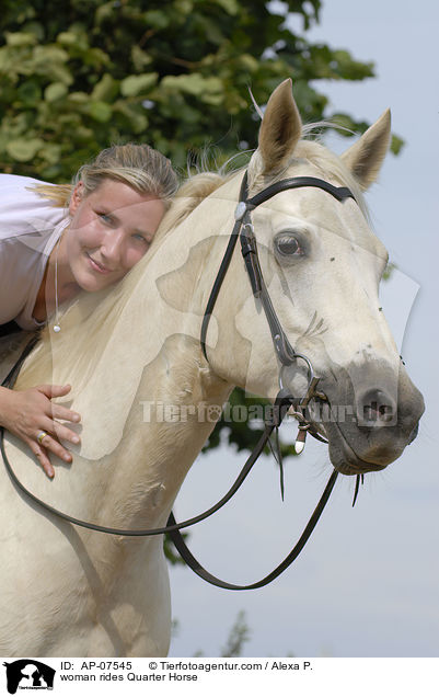 Frau reitet Quarter Horse / woman rides Quarter Horse / AP-07545