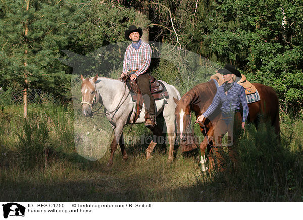 Paar mit Pferd und Hund / humans with dog and horse / BES-01750