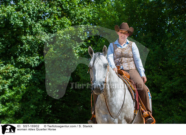Frau reitet Quarter Horse / woman rides Quarter Horse / SST-16902