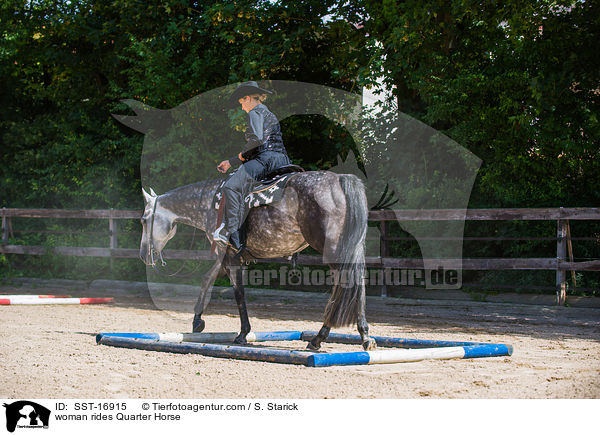 Frau reitet Quarter Horse / woman rides Quarter Horse / SST-16915