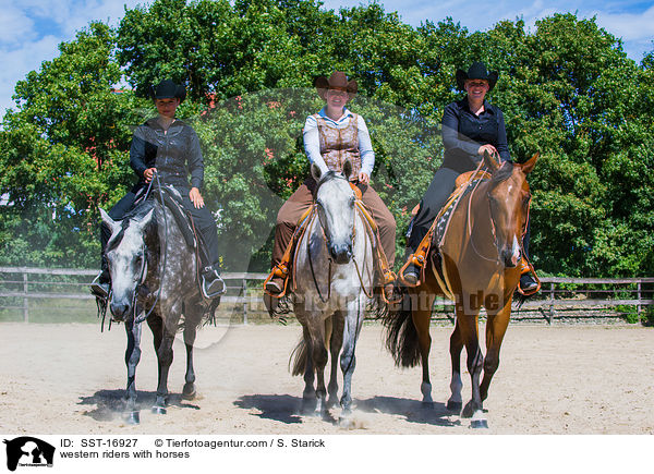 Westernreiter mit Pferden / western riders with horses / SST-16927