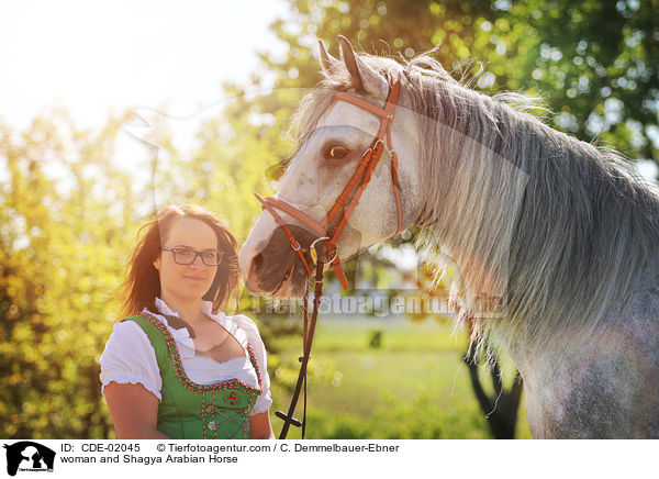 Frau und Shagya Araber / woman and Shagya Arabian Horse / CDE-02045