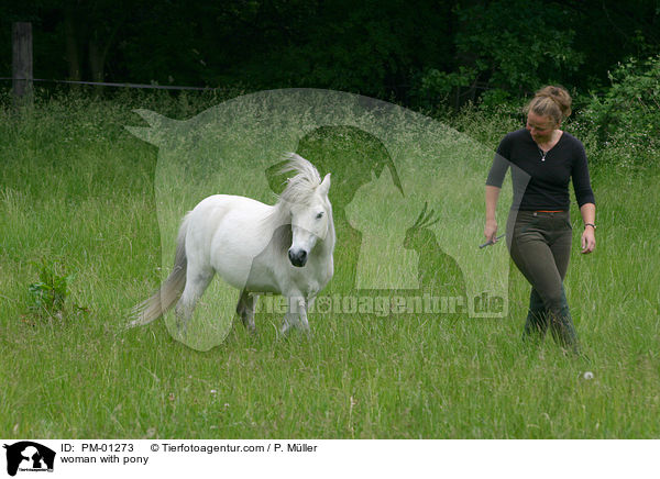 junge Frau mit Pony / woman with pony / PM-01273
