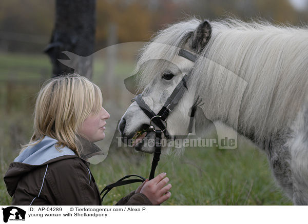 junge Frau mit Shetlandpony / young woman with Shetlandpony / AP-04289