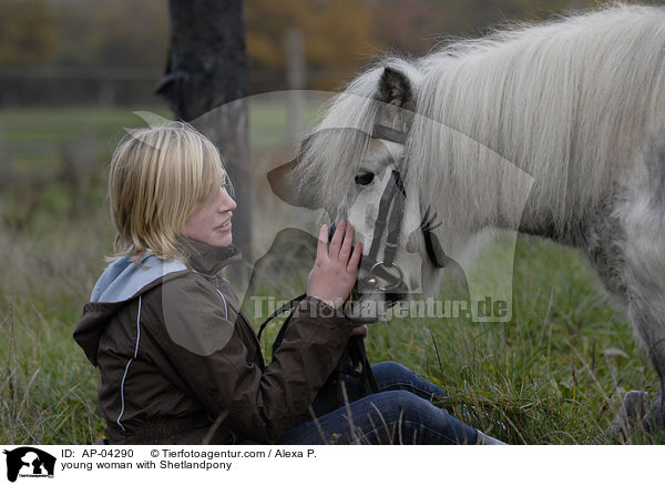 junge Frau mit Shetlandpony / young woman with Shetlandpony / AP-04290