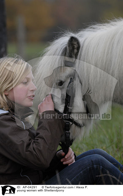 junge Frau mit Shetlandpony / young woman with Shetlandpony / AP-04291