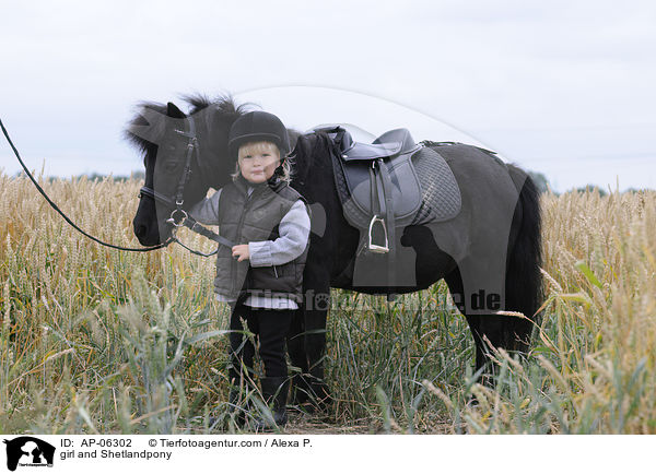 Mdchen und Shetlandpony / girl and Shetlandpony / AP-06302
