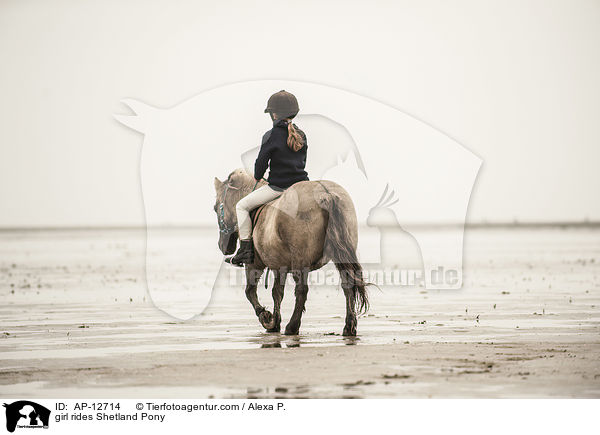 Mdchen reitet Shetland Pony / girl rides Shetland Pony / AP-12714