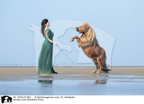Frau und Shetland Pony / woman and Shetland Pony / EHO-01394