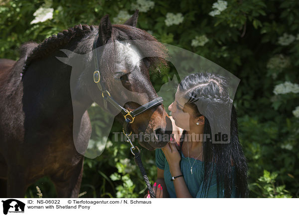 Frau mit Shetlandpony / woman with Shetland Pony / NS-06022