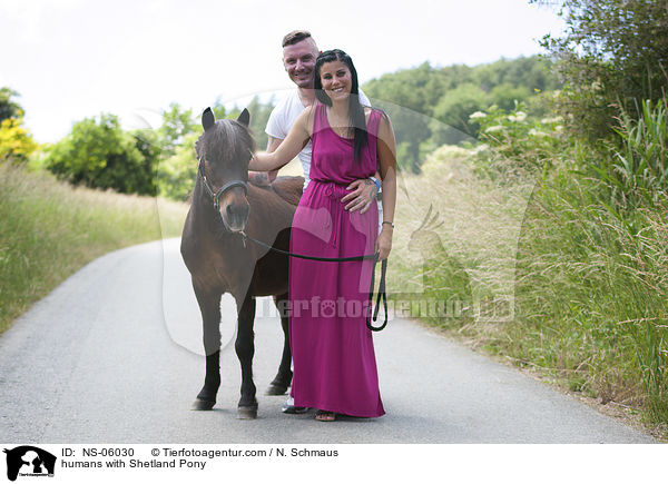 Menschen mit Shetlandpony / humans with Shetland Pony / NS-06030