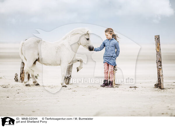 Mdchen und Shetland Pony / girl and Shetland Pony / MAB-02044