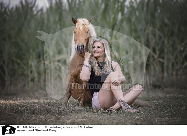 Frau und Shetland Pony / woman and Shetland Pony / MAH-02955
