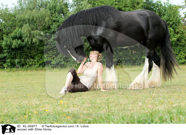 Frau mit Shire Horse / woman with Shire Horse / KL-06977